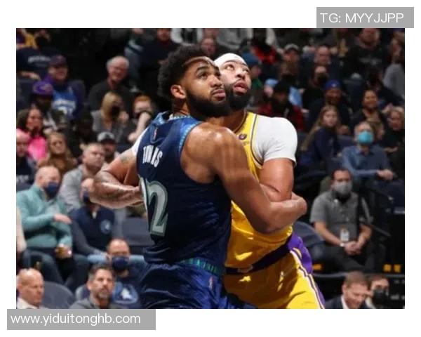 勇士与鹈鹕季后赛第三场激战回顾球星表现与战术分析